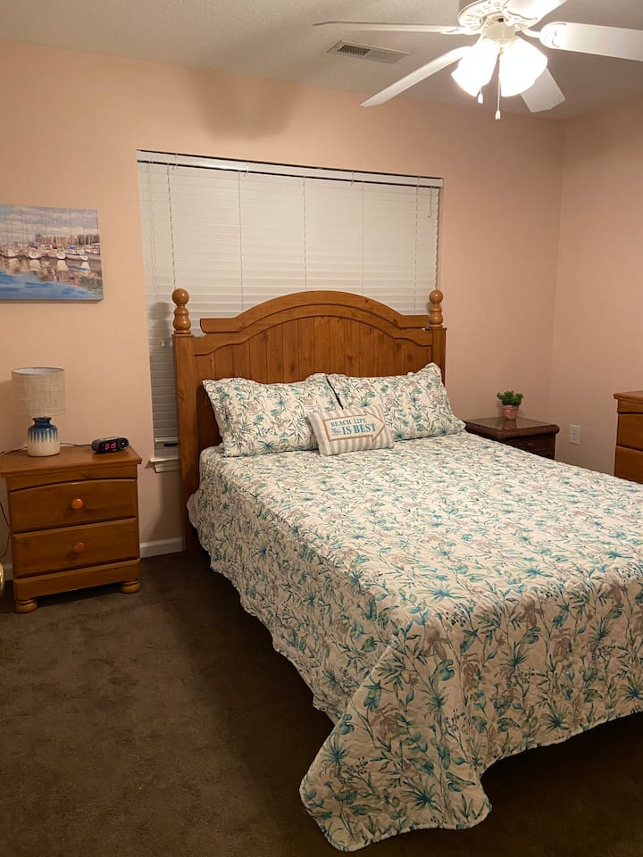 二楼卧室-走廊对面有带卫生间的标准双人床