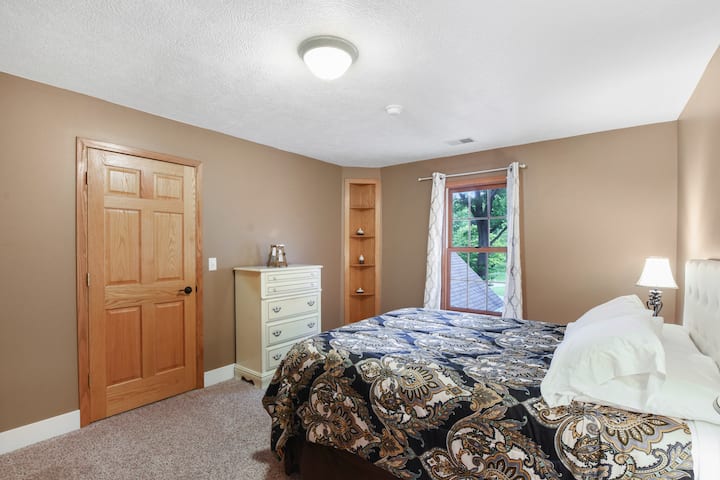 Upper level bedroom has a comfortable queen size bed, walk-in closet, and overlooks the grand fountain. Fall asleep to the soothing sounds of rushing water.
