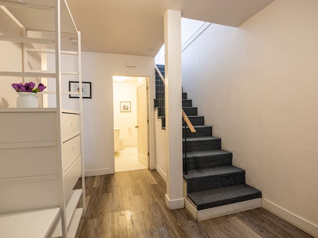 Downtown 3 bdr Coach House on 2 floors + parking