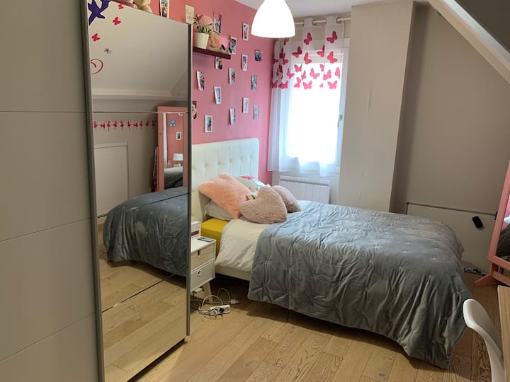 Chambre 3, e ndriçuar 120 (Dhoma 3, madhësia e krevatit 120 cm)