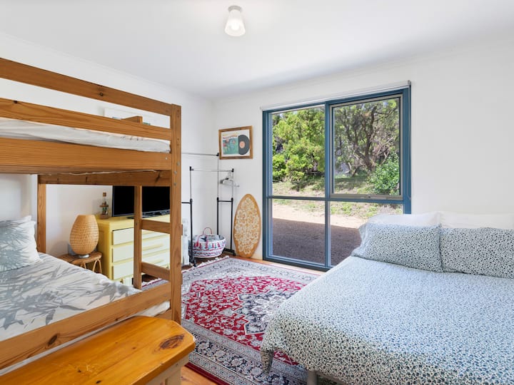 Chumba cha kulala cha ghorofa kilicho na dirisha