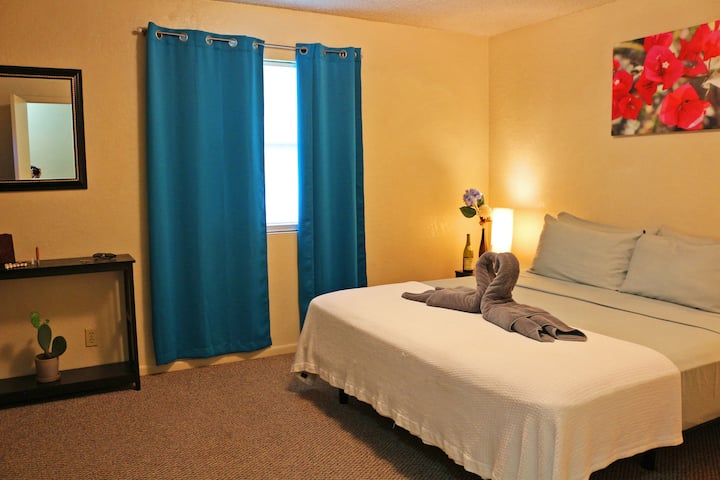 Glavna spavaća soba s luksuznim bračnim krevetom (širine 180 - 200 cm)