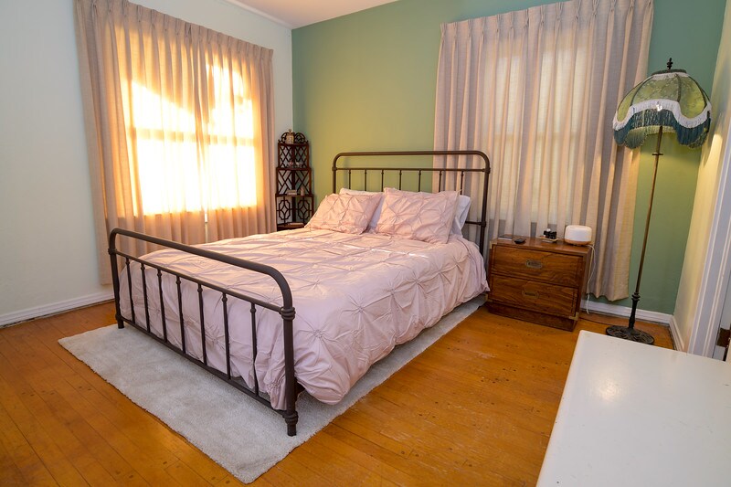 Chumba kikuu cha kulala kilicho karibu na mtaa kilicho na kabati la kuingia