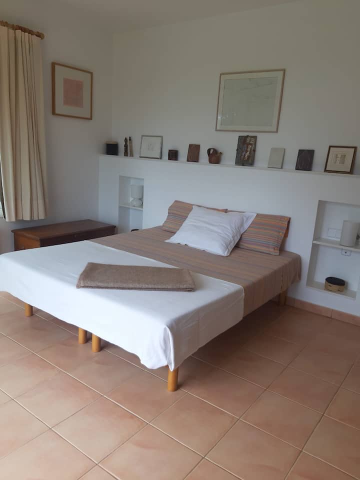 غرفة نوم رئيسية واسعة