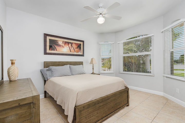 Zweites Schlafzimmer mit Queensize-Bett.  Dieses Schlafzimmer befindet sich an der Vorderseite des Hauses.