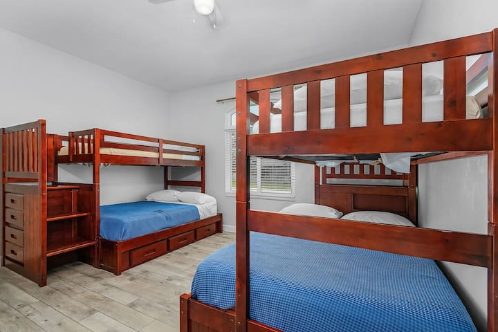 Schlafzimmer #3.  Das untere Bett ist ein Doppelbett und das obere Bett ist ein Einzelbett für beide Etagenbetten