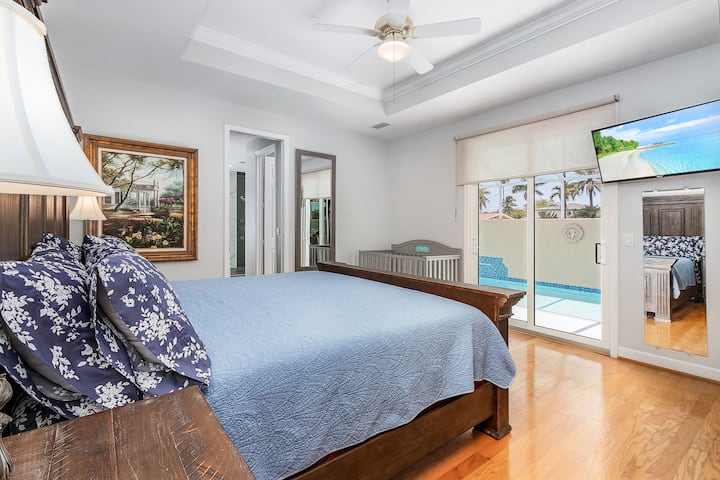 Stell dir vor, du wachst mit einem wunderschönen Poolblick im primären Schlafzimmer auf. Es gibt einen Fernseher, wenn man sich freut, und ein Kinderbett für Familien mit Kleinkindern, 2 begehbare Kleiderschränke nach links. Ich kann die Schränke auf dem Bild nicht sehen. Schränke befinden sich zwischen Schlafzimmer und Badezimmer