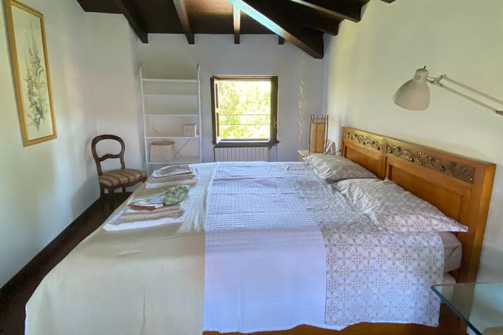 La chambre la plus recherchée est peut-être celle de la tour.
Elle est petite, dispose de sa propre salle de bain et d'une vue sur la verdure et le bleu.