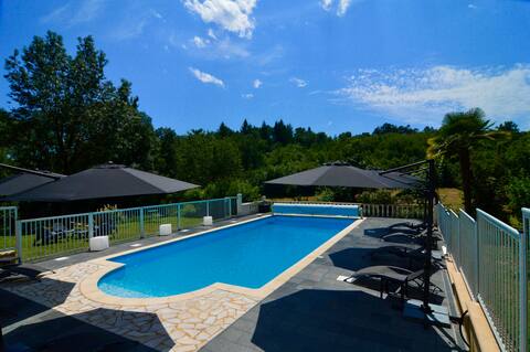 La Biche au Bois, heated pool, jacuzzi etc.