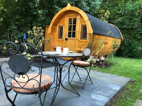 Erfolgreiche Airbnb-Immobilie: Cozy wooden barrel in the countryside - Munich West in Nymphenburg