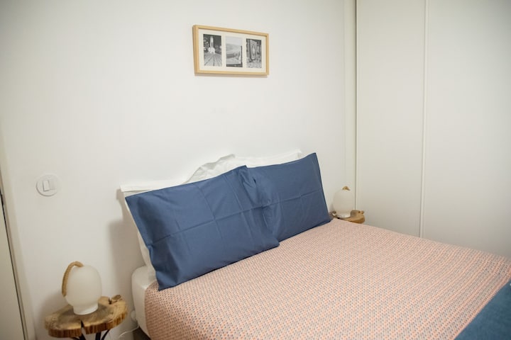 Апартаментната спалня с най - удобното двойно легло до момента.