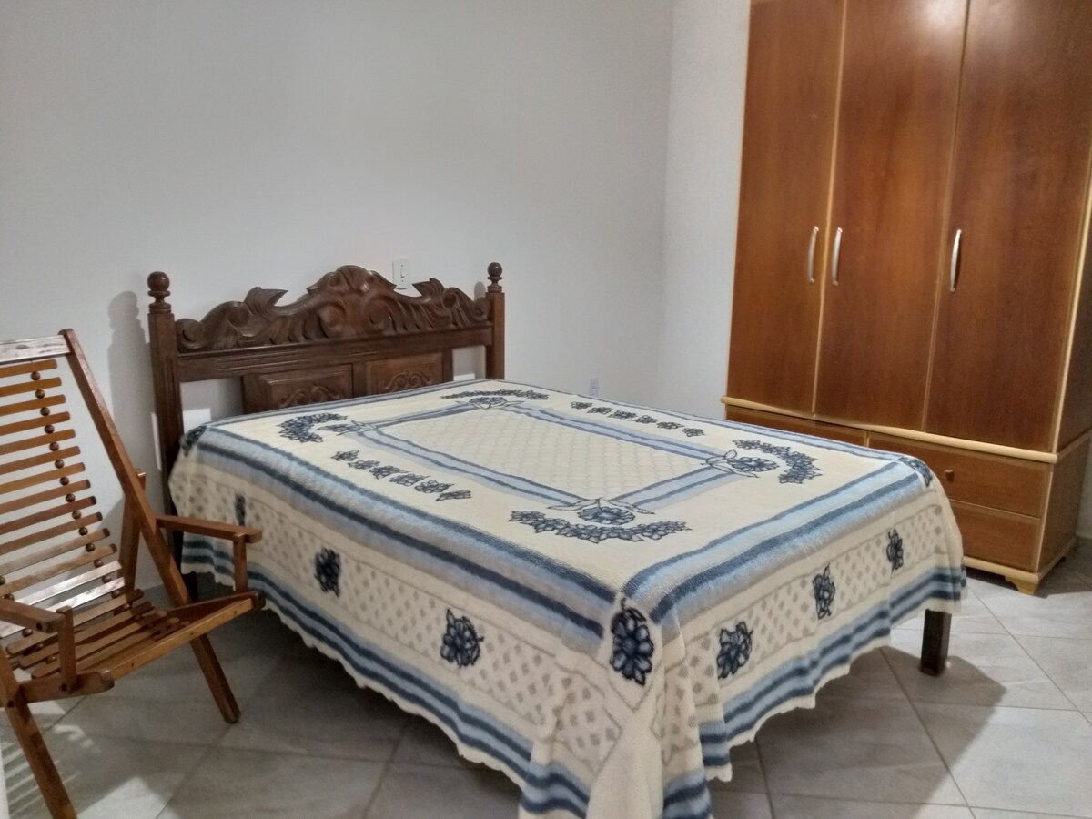 Apartmán 2 s 3 dverami, manželskou posteľou a stoličkou . Veľmi pohodlné!