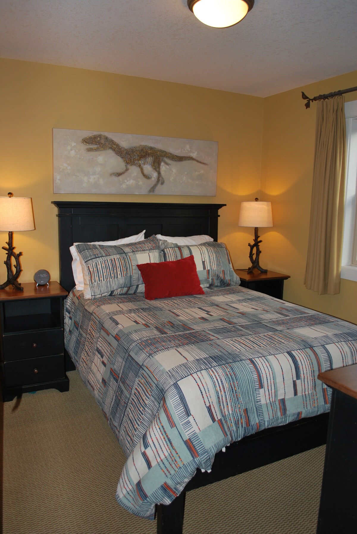 ห้องนอนที่สามที่ชั้นล่างมีเตียงคู่และลิ้นชักเก็บของ มันมีขนาดใหญ่และมีการนอนหลับที่ยอดเยี่ยม 