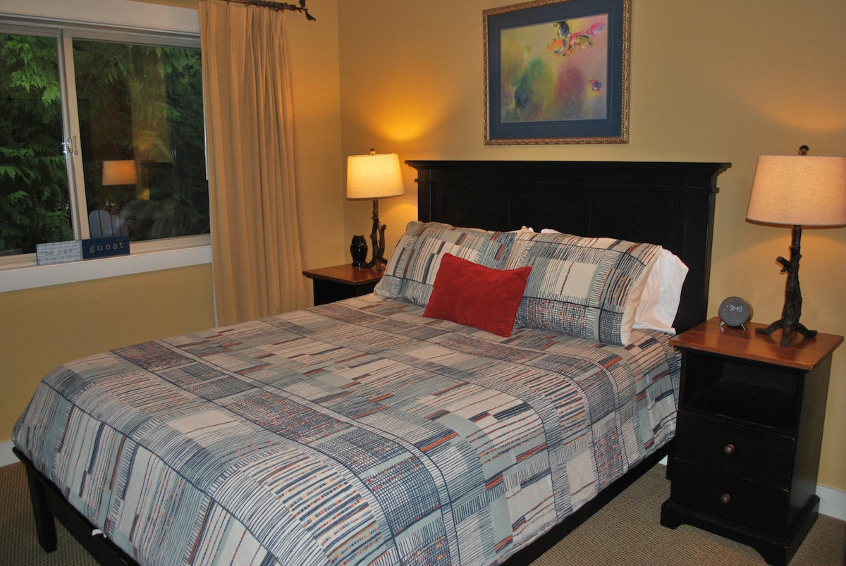 ห้องนอนขนาดควีนไซส์หลักอยู่ชั้นล่าง นอกจากนี้ยังมีทีวีเกมและหนังสือที่ทำให้เคบินเป็นสถานที่เหมาะที่สุดในการหลีกหนีจากทั้งสี่ฤดูกาล 