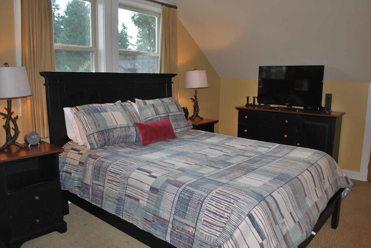 ห้องนอนสไตล์ลอฟท์พร้อมเตียงขนาดควีนไซส์ที่สะดวกสบายและห้องน้ำชั้น 2 ที่แนบมา