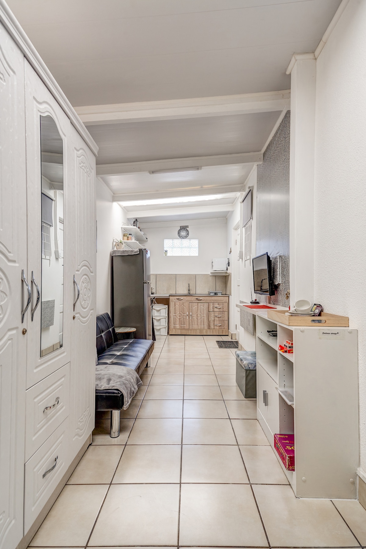 โซฟาปรับนอนและทีวีในที่พักที่อบอุ่น