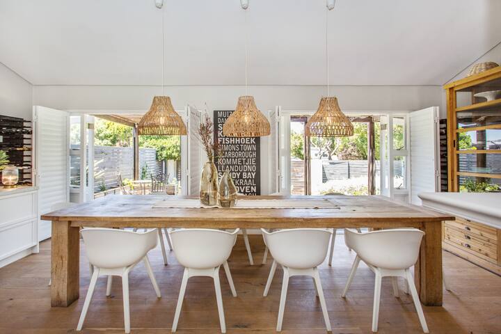 Designer’s home close to beach, big pool & garden gallery image 2