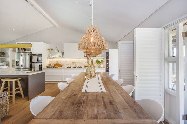 Designer’s home close to beach, big pool & garden gallery image 5