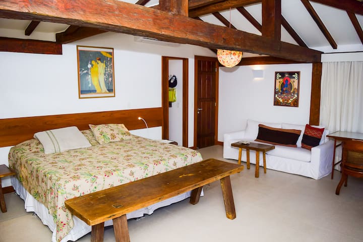 الراحة والخصوصية في حصرية الجناح الرئيسي.