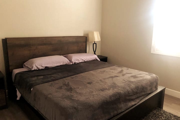 Segundo dormitorio, con cama tamaño king y televisor Roku inteligente de 42 pulgadas con YouTube TV.