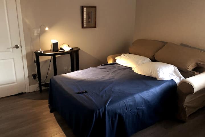 Cuarto dormitorio con una cama de tamaño completo convertible. Se puede equipar con literas de alta calidad. 