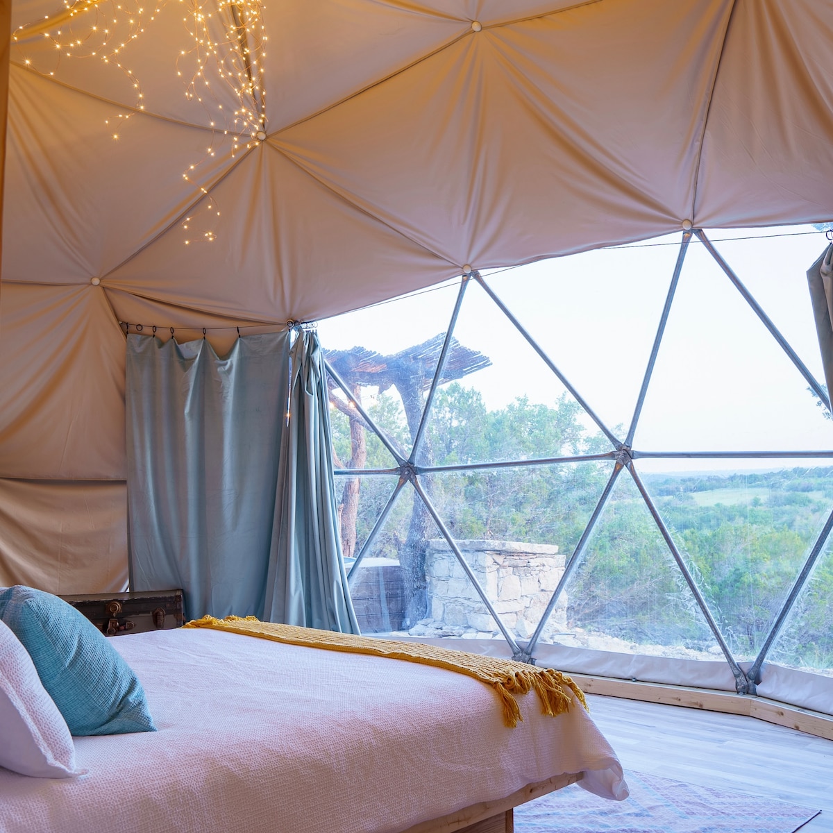 Vista al dormitorio con cúpula