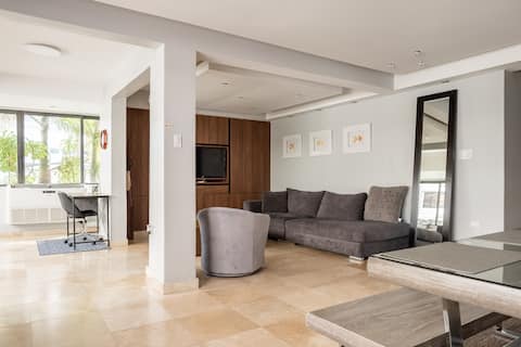 Top performing Airbnb: Luxurious beach apt/ w to beach/ and FP generator in San Juan
