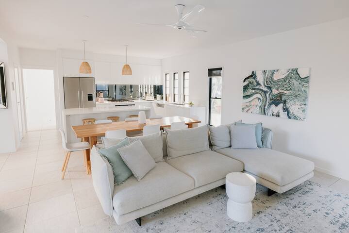 Casa Sol ☼ Beachside Home with Pool & Cinema gallery image 2