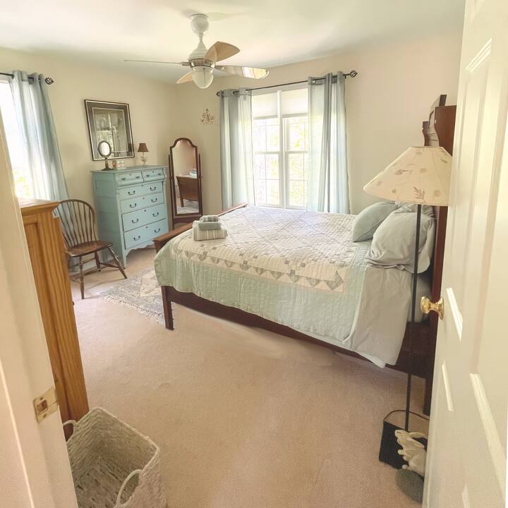 ห้องนอนของคุณมีวิวแม่น้ำที่ดีที่สุดของบ้านในขณะที่มันขดตัวอยู่ในระยะไกล 