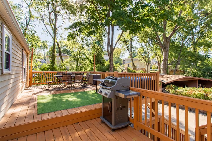 12th South Hideaway with Big Deck Energy