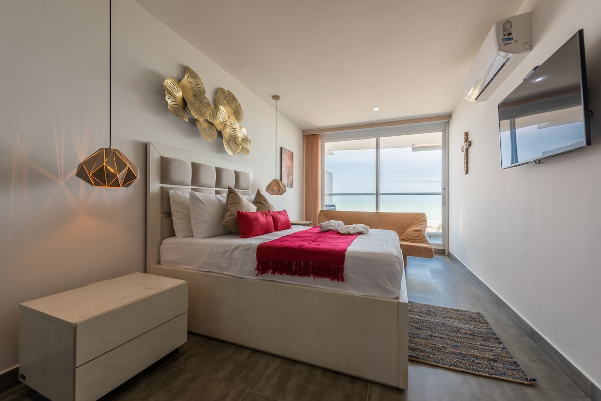 Persiosa alcoba principal salida a terraza vista mar