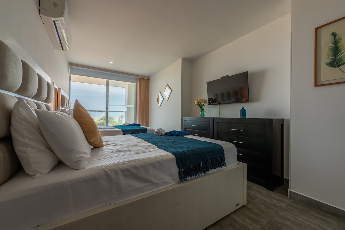 יש כמה חללים שבהם תוכלו לאחסן את הדברים שלכם, ובכל חדר יש טלוויזיה נוספת.