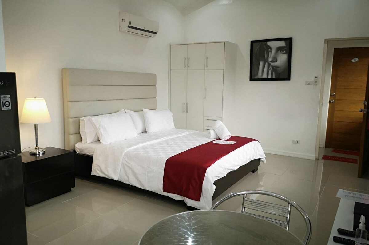 סטודיו מרווח עם חדר רחצה גדול ומטבחון.