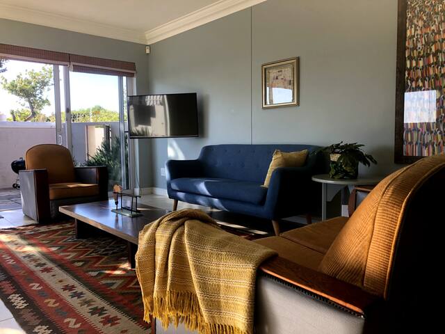 Pleasant home with pool and Table Mountain Views gallery image 2