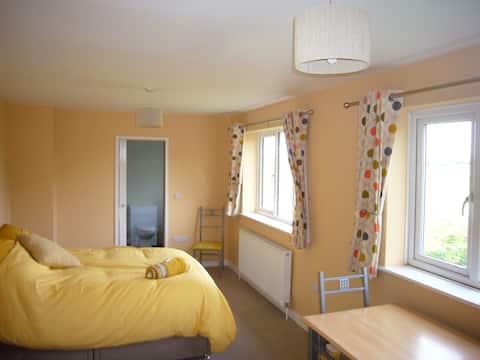 Double room with en-suite, parking. Wi-fi.
