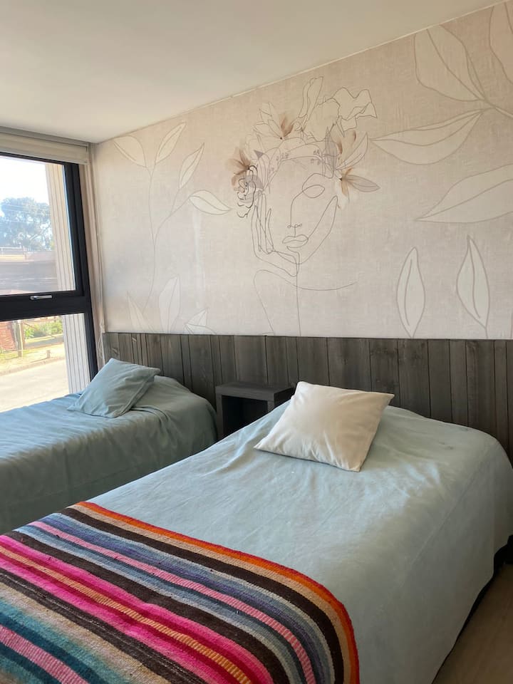 2号卧室半床，还有带脚轮的床