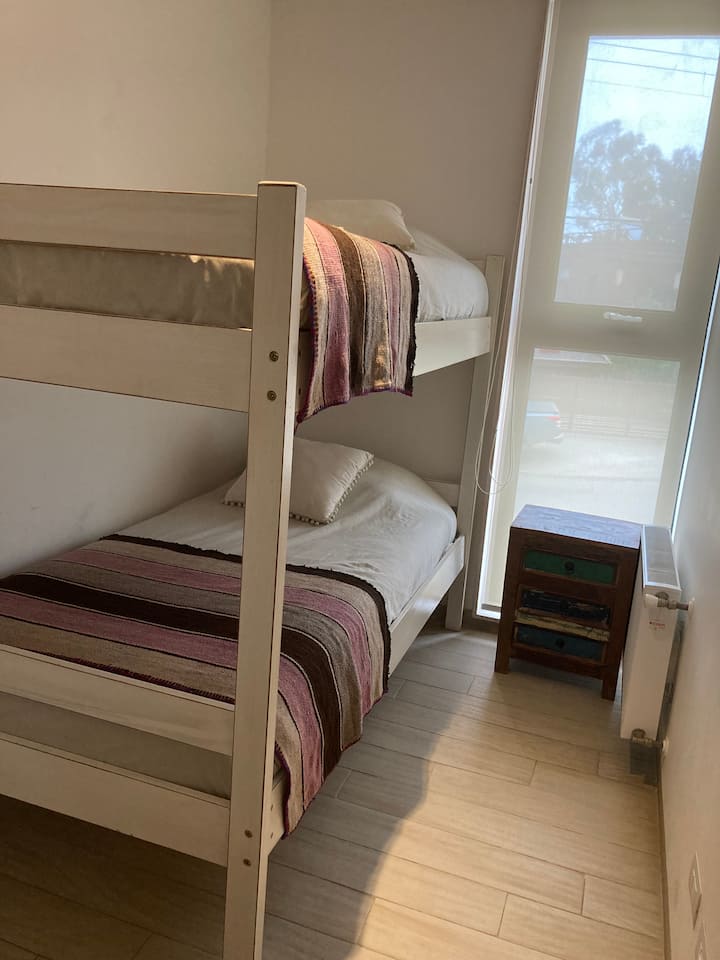 卧室双层床，两张单人床