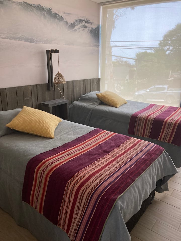 卧室，两张半床，还有一张长途跋涉的床。电视、直播电视