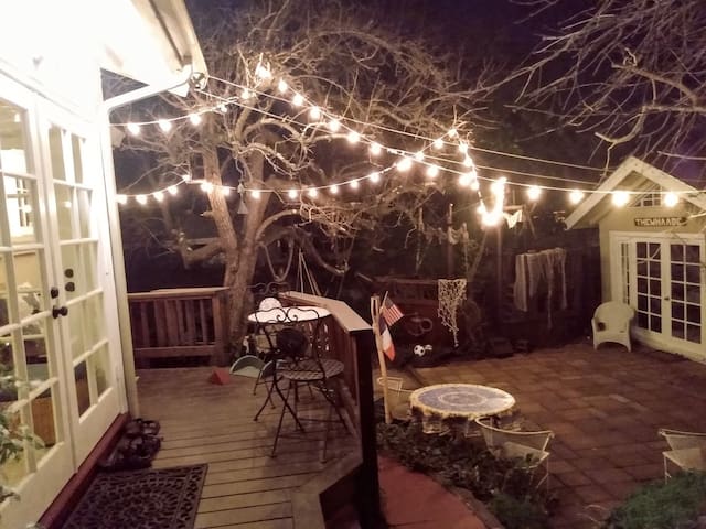 Summer-house/OASIS on quiet street in ROCKRIDGE!