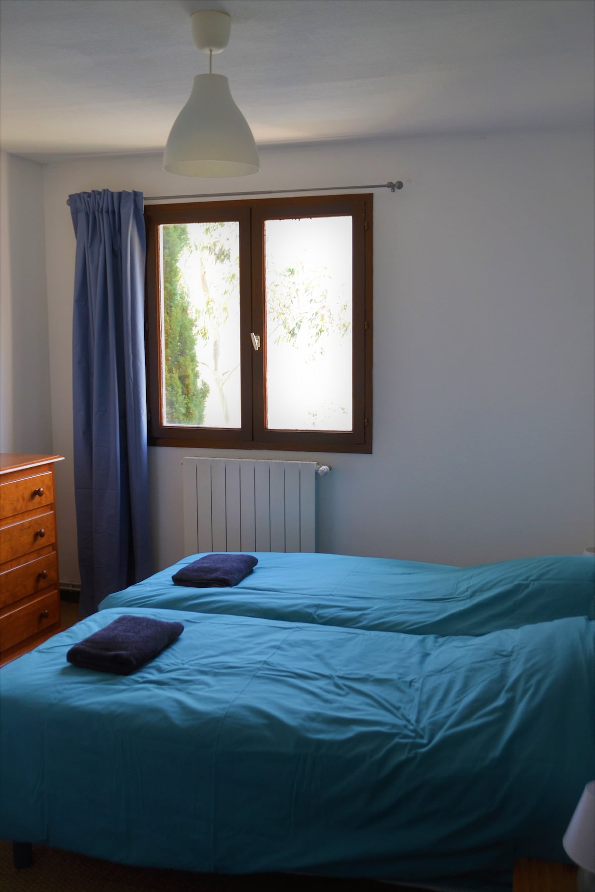 一楼卧室配有2张单人床