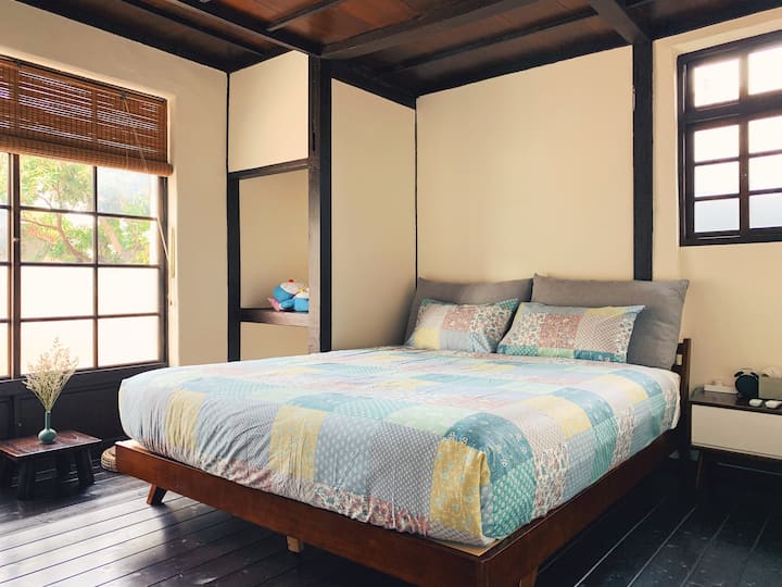 於主屋｜眷待大床雙人套房（一特大床）