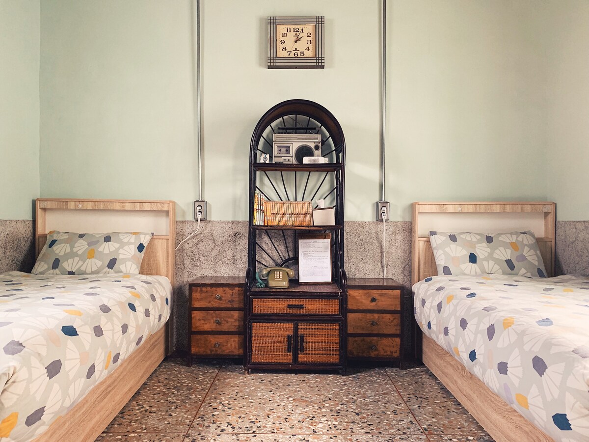 En la casa lateral | Suite individual derecha (2 camas individuales)