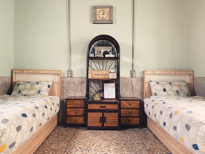 於側屋｜右舍雙床雙人套房（兩張單人床）