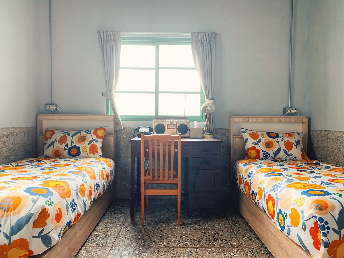 En la casa lateral | Suite individual a la izquierda (dos camas individuales)