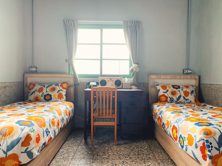 於側屋｜左鄰雙床雙人套房（兩張單人床）