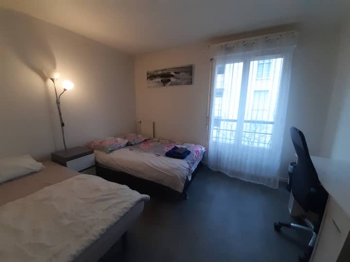 卧室双人床+单人床和书桌 