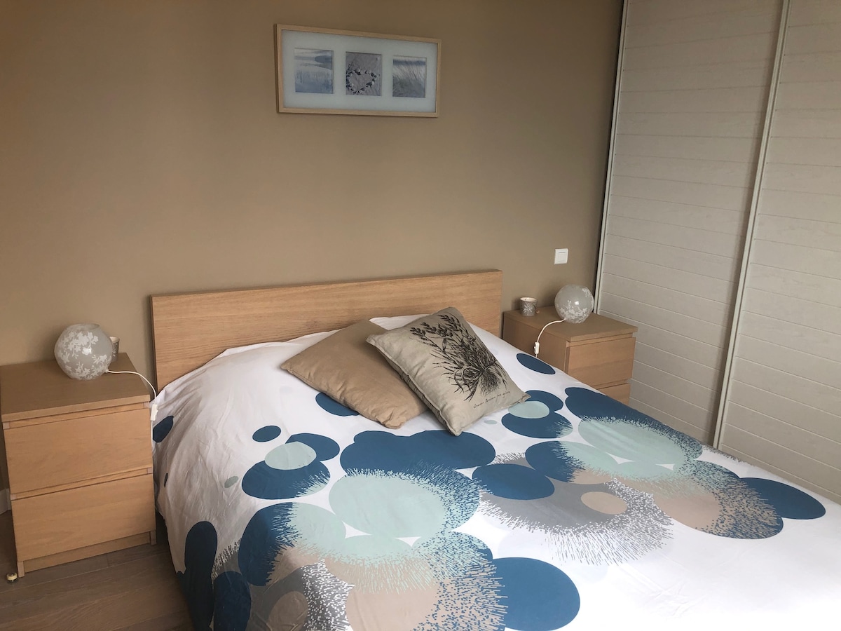 Dhoma me rërë me një pamje të bukur të detit dhe qytetit: dhomë dyshe.