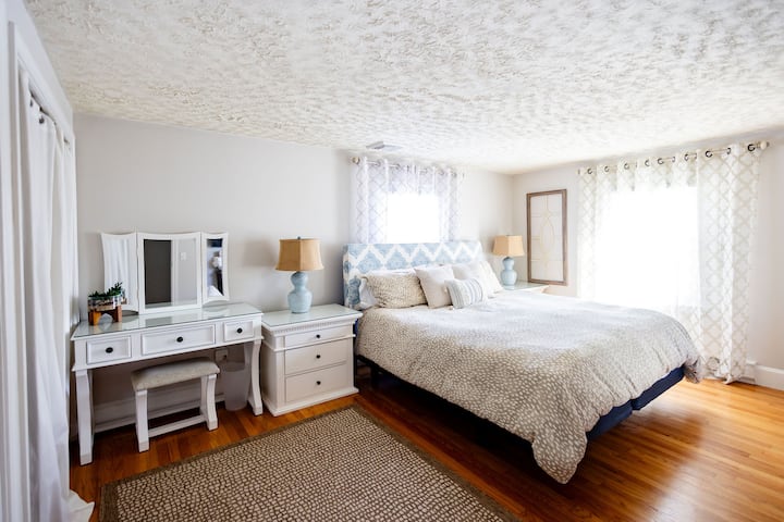 Very comfortable sized primary with en suite powder room & king bed.