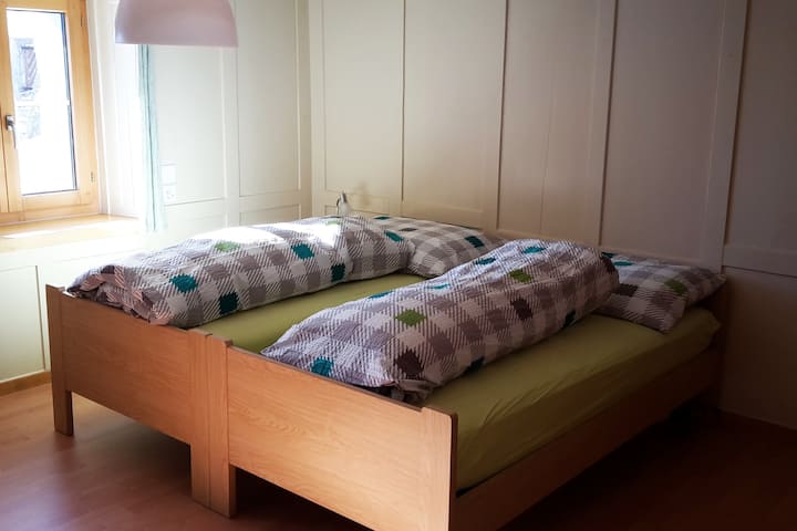 Zwei Einzelbetten im Schlaf- und Wohnzimmer