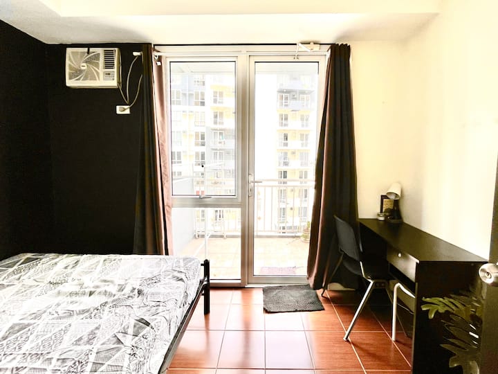 Vista al balcón desde el dormitorio